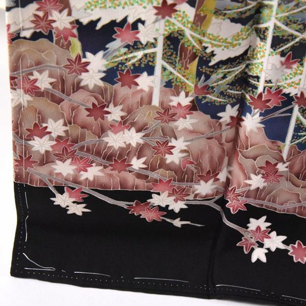 黒留袖　お仕立て上がり　新品未使用品　水辺に松、楓　五つ紋入り（違い鷹の羽）身丈１６０ｃｍ裄６４ｍ着物の画像