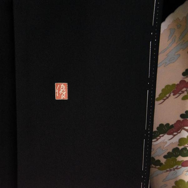 黒留袖　お仕立て上がり　新品未使用品　水辺に松、楓　五つ紋入り（違い鷹の羽）身丈１６０ｃｍ裄６４ｍ着物の画像