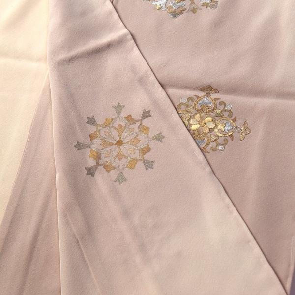 訪問着　手縫いお仕立て付き　京都「トキワ商事・美の花」手刺繍　華文　薄いクリームベージュ色送料込み裄丈７０ｃｍまでの画像