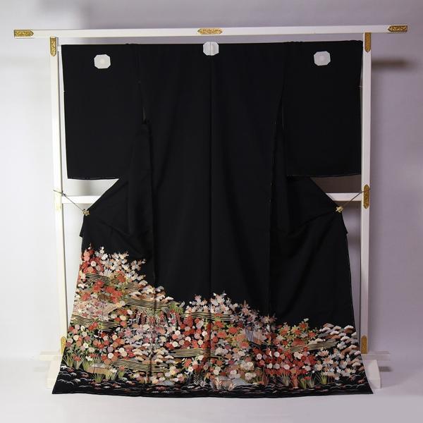黒留袖　フルオーダー手縫いお仕立てと五つ紋入れ付き　染めの上から手刺繍　花々尽くし　身丈約１６６ｃｍ、裄６９．５ｃｍまで　送料込みの画像