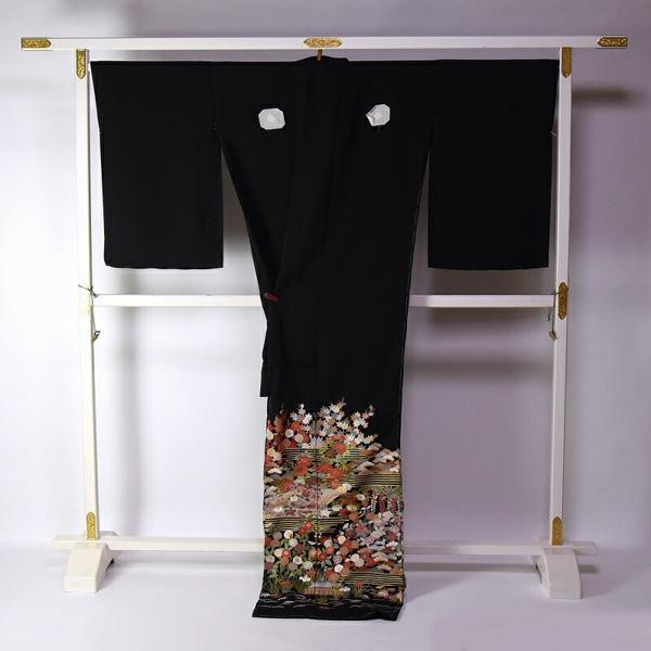 黒留袖　フルオーダー手縫いお仕立てと五つ紋入れ付き　染めの上から手刺繍　花々尽くし　身丈約１６６ｃｍ、裄６９．５ｃｍまで　送料込みの画像