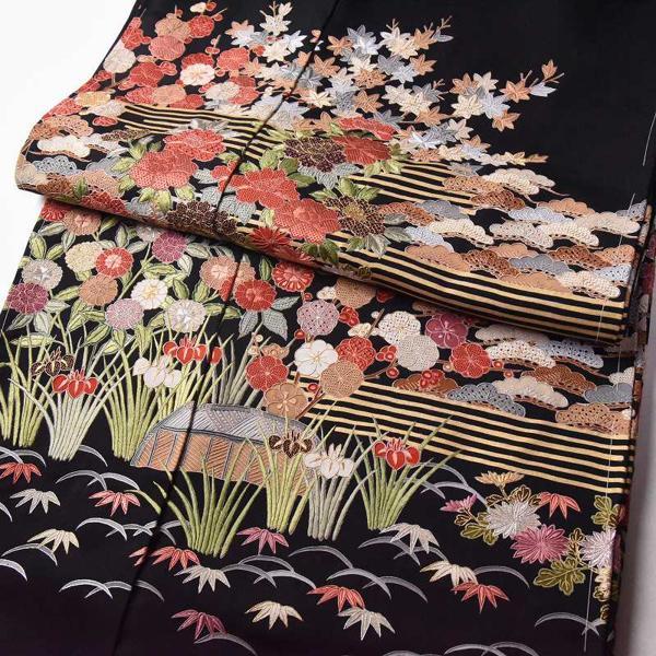 黒留袖　フルオーダー手縫いお仕立てと五つ紋入れ付き　染めの上から手刺繍　花々尽くし　身丈約１６６ｃｍ、裄６９．５ｃｍまで　送料込みの画像