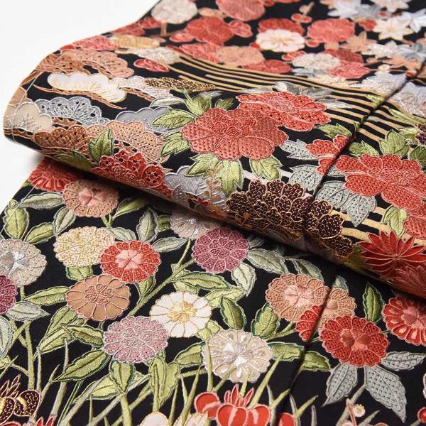 黒留袖　フルオーダー手縫いお仕立てと五つ紋入れ付き　染めの上から手刺繍　花々尽くし　身丈約１６６ｃｍ、裄６９．５ｃｍまで　送料込みの画像