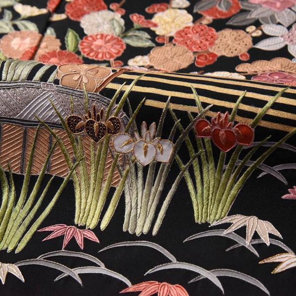 黒留袖　フルオーダー手縫いお仕立てと五つ紋入れ付き　染めの上から手刺繍　花々尽くし　身丈約１６６ｃｍ、裄６９．５ｃｍまで　送料込みの画像