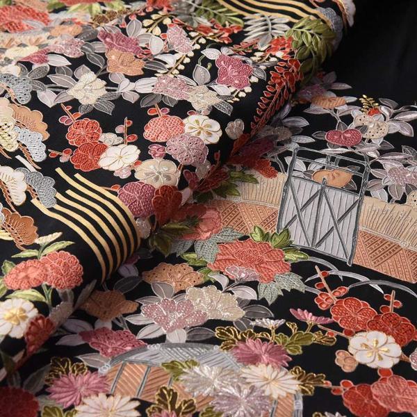 黒留袖　フルオーダー手縫いお仕立てと五つ紋入れ付き　染めの上から手刺繍　花々尽くし　身丈約１６６ｃｍ、裄６９．５ｃｍまで　送料込みの画像