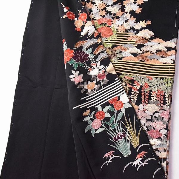 黒留袖　フルオーダー手縫いお仕立てと五つ紋入れ付き　染めの上から手刺繍　花々尽くし　身丈約１６６ｃｍ、裄６９．５ｃｍまで　送料込みの画像