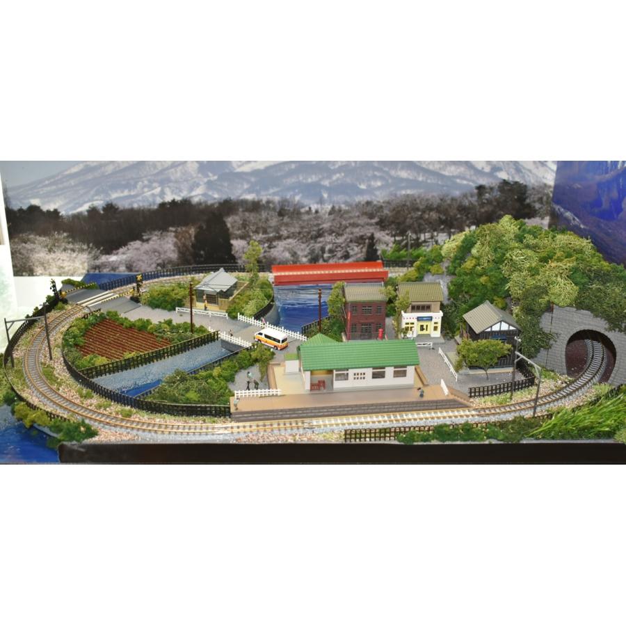 鉄道模型 ジオラマ小型レイアウト 単線60x45cm 昭和の駅前と川 鉄道模型 ジオラマ小型レイアウト 単線60x45cm 昭和の駅前と川