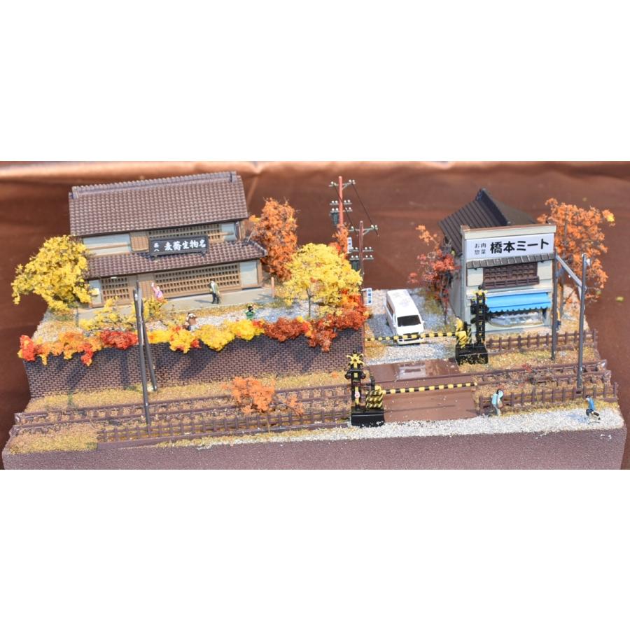 鉄道模型ジオラマ展示台 線路沿いの秋の街並みの風景【24x15cm