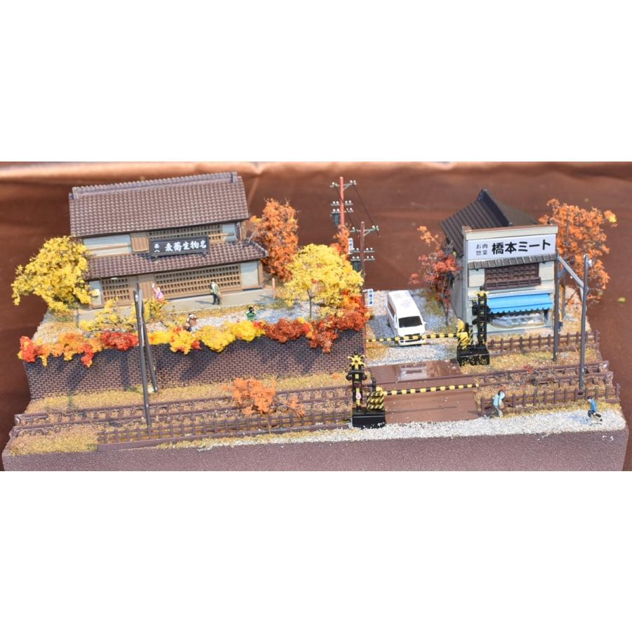 トミックス 鉄道模型ジオラマ展示台 線路沿いの秋の街並みの風景 トミックス 鉄道模型ジオラマ展示台 線路沿いの秋の街並みの風景