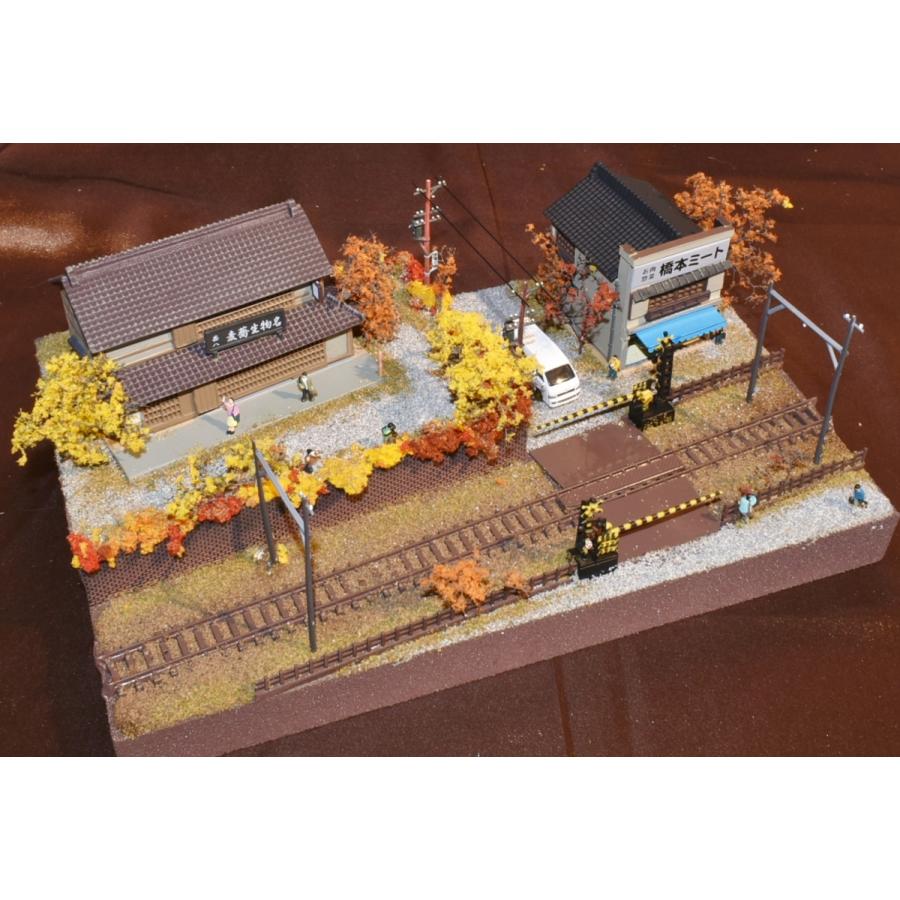 トミックス 鉄道模型ジオラマ展示台 線路沿いの秋の街並みの風景