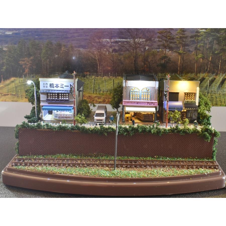 鉄道ジオラマ展示台 ※ケース付※LED照明付 商店街と線路 【22x12 鉄道ジオラマ展示台 ※ケース付※LED照明付 商店街と線路 【22x12