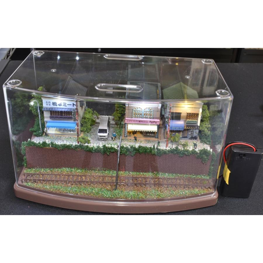 鉄道ジオラマ展示台 ※ケース付※LED照明付 商店街と線路 【22x12 鉄道ジオラマ展示台 ※ケース付※LED照明付 商店街と線路 【22x12