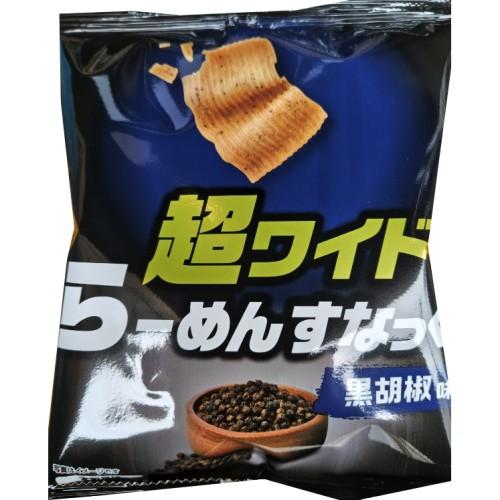おやつカンパニー 超ワイド らーめんすなっく 黒胡椒味 (58g