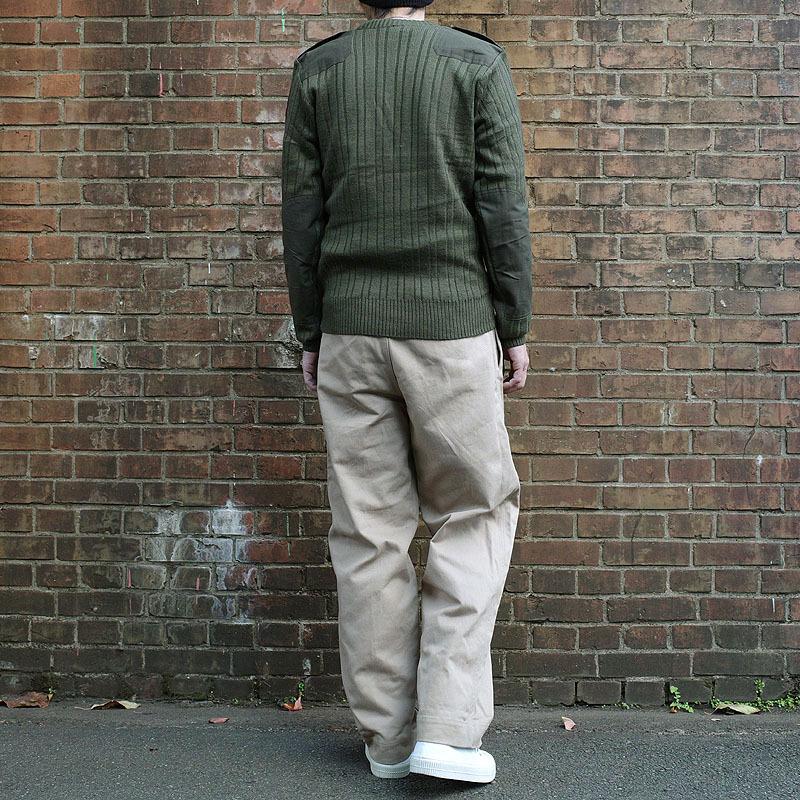 チェコ軍 Vネックセーター ポケット付き オリーブ デッドストック