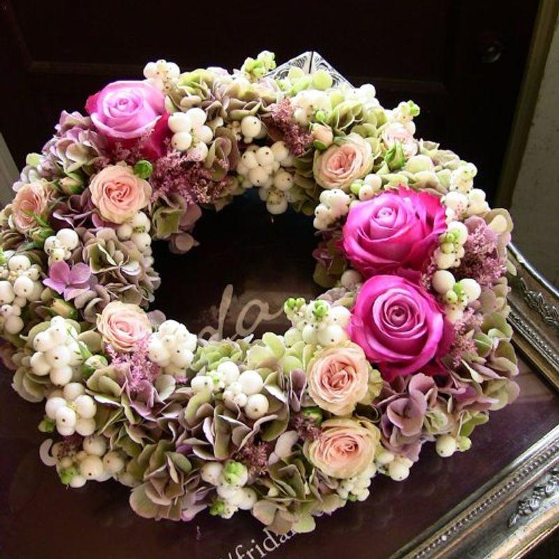 パリスタイルの花屋季節のお花で作る生花アレンジ ケーキ風フレッシュリース 誕生日 結婚記念 直径約cm 新築祝い 開店祝い ク 割引購入