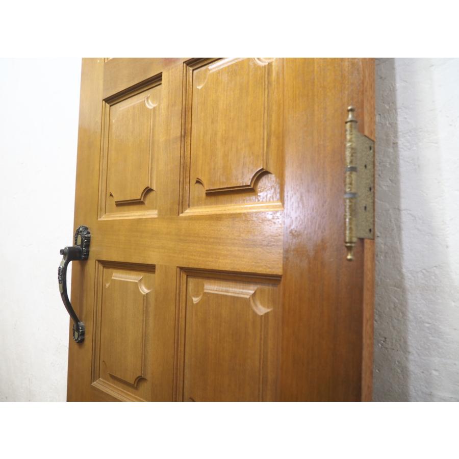 博物館級の存在感。金庫扉で作った、重厚感とビンテージ感たっぷりの座卓 博物館級の存在感。金庫扉で作った、重厚感とビンテージ感