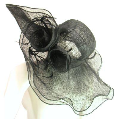 キャプリーヌハットつば広約２０ｃｍくるくるモチーフ羽根付きガーデンハット女優帽レトロ映画ブラック黒ＬＡＳｅｄｕｃｅ | 