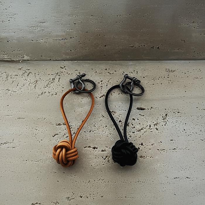 キーチェーン　キーホルダー 革 金具 The Knot Leather Key Chain 結び目 シンプル バッグ チャーム アウトドア 鍵 プレゼ |  | 01