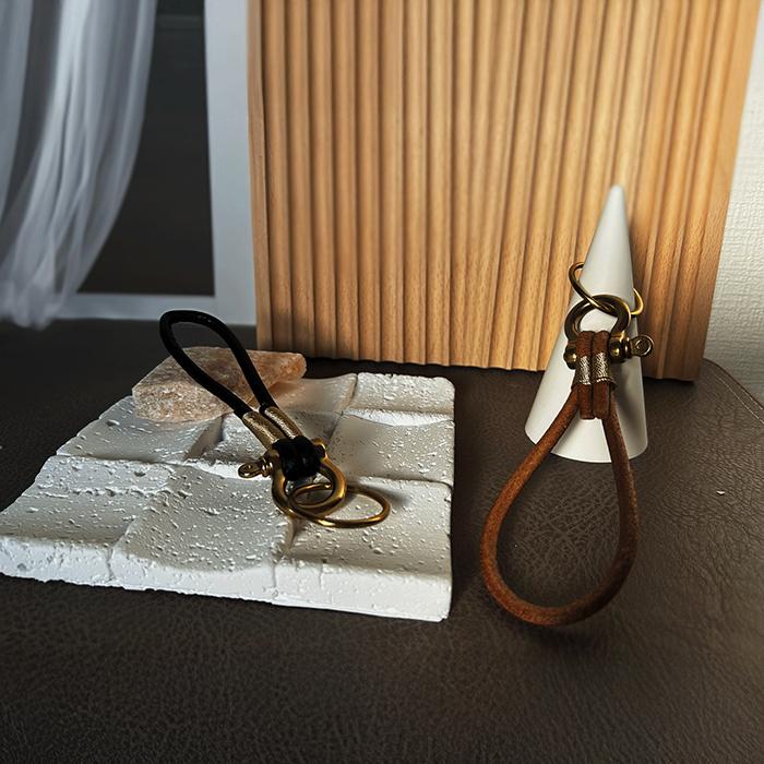 キーチェーン 真鍮 キーホルダー 革 金具 The Narrow Leather Key Chain シンプル 鍵 バッグ チャーム アウトドア Li |  | 01