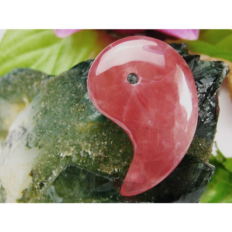 インカローズ ロードクロサイト 勾玉 k1-1359 : 誠安天然石専門店