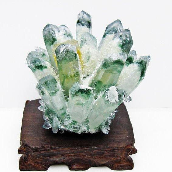 開運 水晶柱 クラスター 緑クラスター入り 特大 天然石 パワーストーン 緑水晶 クラスター 台座付属 一点物 182-4506 : 天然石