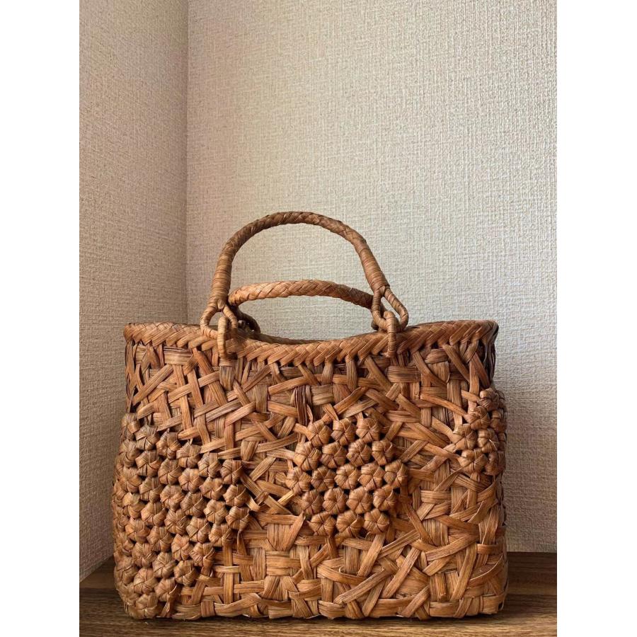 山葡萄バッグ　乱れ編み　花編み　内布付　新品　山ぶどう　籠バッグ　ハンドバッグ 山葡萄 手作り かごバッグ 内布あり 乱れ編み、花編み (約)幅32