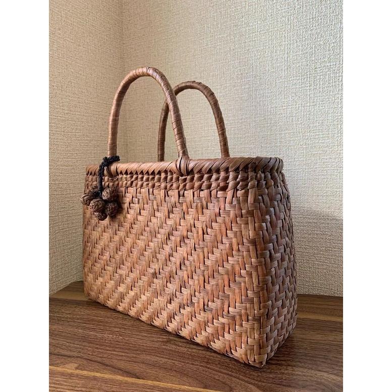 山葡萄かごバッグ　手作り　山葡萄籠バッグ　網代編み　定番　チャーム付き　内布あり 山葡萄 山葡萄かごバッグ 手作り 籠バッグ 網代編み 定番