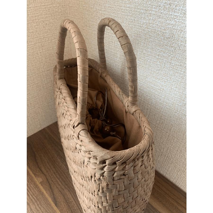 国産山葡萄蔓　手作り　かごバッグ　網代編み  巾着タイプ内布 国産山葡萄蔓 手作り かごバッグ 太ひご網代編み 巾着タイプ内布 L