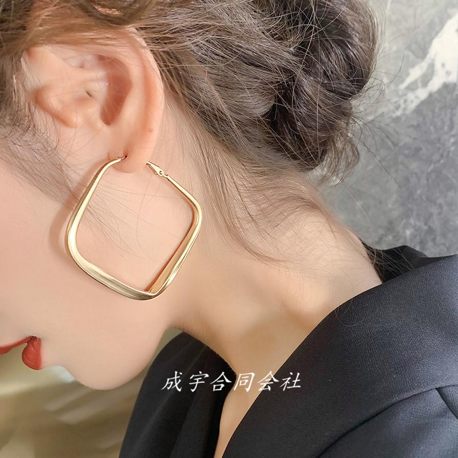 イヤリング 耳飾り レディース 可愛い ピアス シンプル おしゃれ 人気 揺れる 大きい プレート レトロ トレンド 大ぶり 欧米ファッション 高級感 Ls 5676 成宇合同会社 通販 Yahoo ショッピング