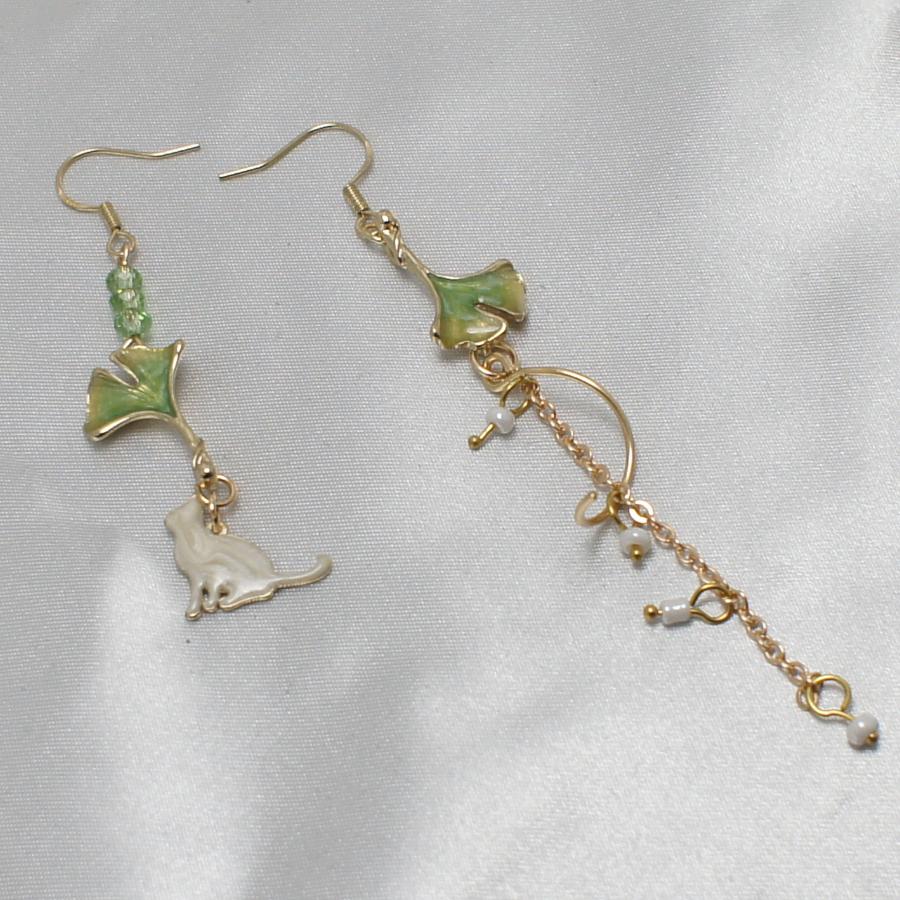 ピアス 秋の雰囲気、ネコと銀杏の葉のドロップピアス Autumn