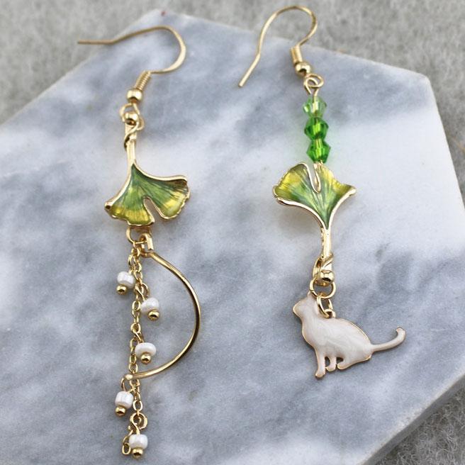 ピアス 秋の雰囲気、ネコと銀杏の葉のドロップピアス Autumn