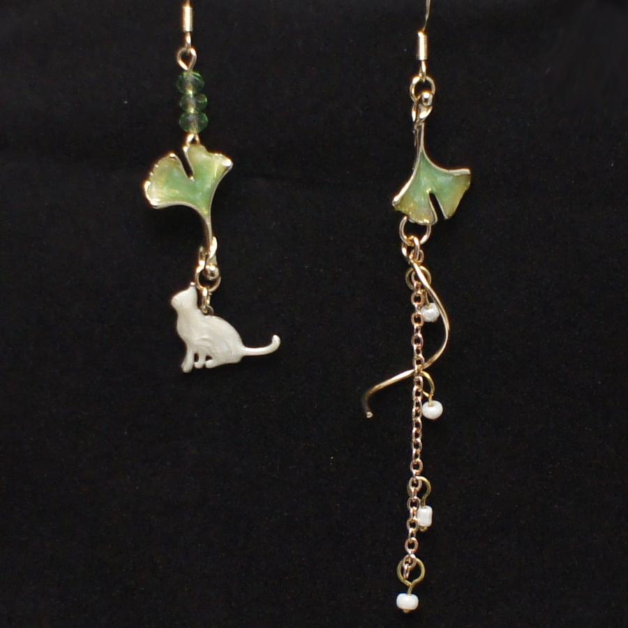 ピアス 秋の雰囲気、ネコと銀杏の葉のドロップピアス Autumn