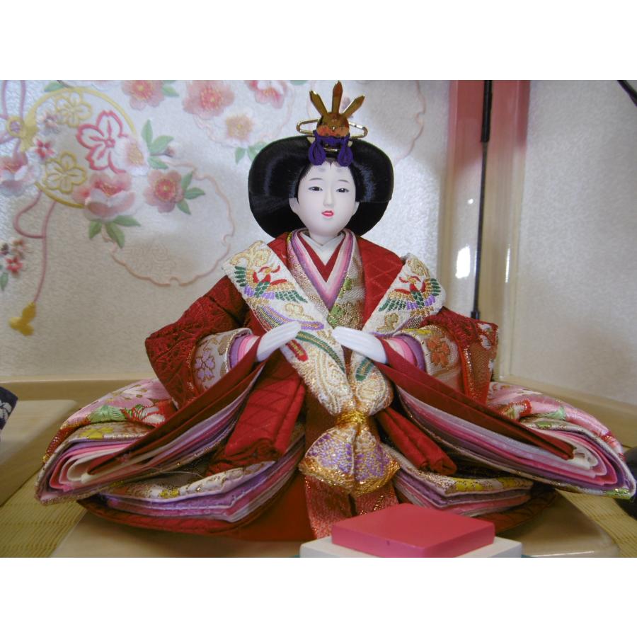 ひな人形☆限定超特価＆送料無料☆低床型三段五人飾り☆横幅６０x奥行４７x高さ３８cm☆美輪セット☆畳付飾台・刺繍入屏風　豪華な金襴衣装着のコンパクト５人飾