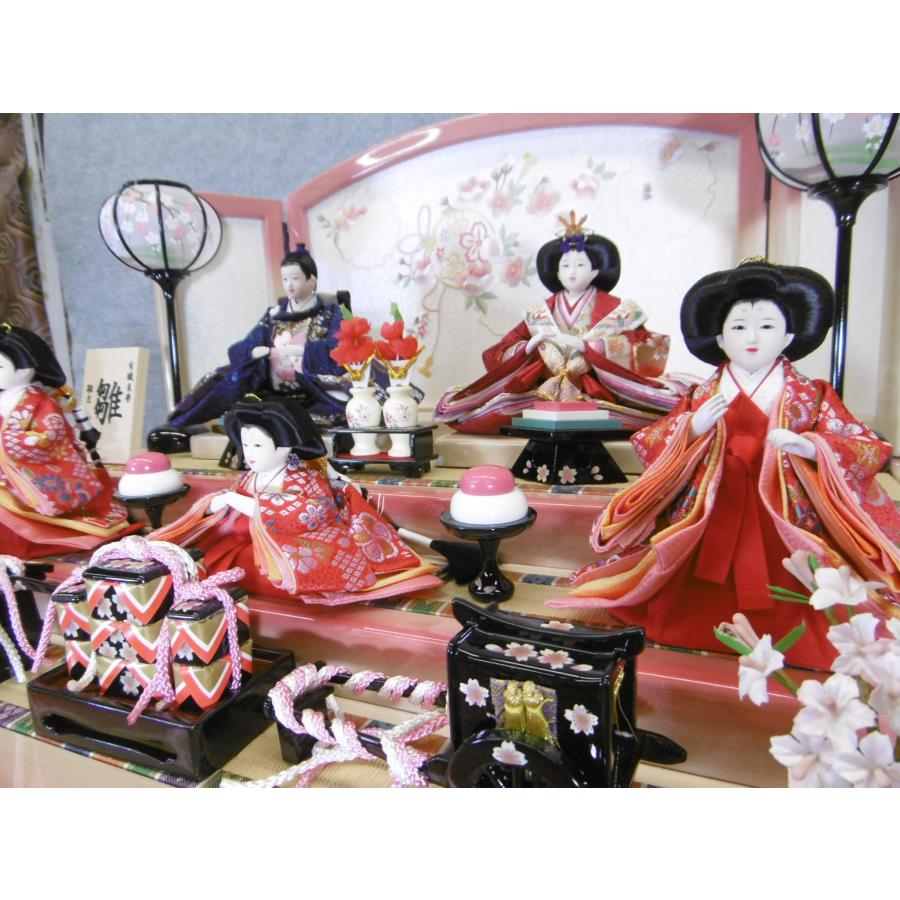 ひな人形☆限定超特価＆送料無料☆低床型三段五人飾り☆横幅６０x奥行４７x高さ３８cm☆美輪セット☆畳付飾台・刺繍入屏風　豪華な金襴衣装着のコンパクト５人飾