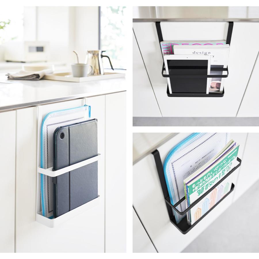 山崎実業 tower 引っ掛け宿題&タブレットPCラック タワー 雑誌 回覧板 iPad ドリル 新聞 マガジンラック キャビネット 扉 玄関 | tower | 06