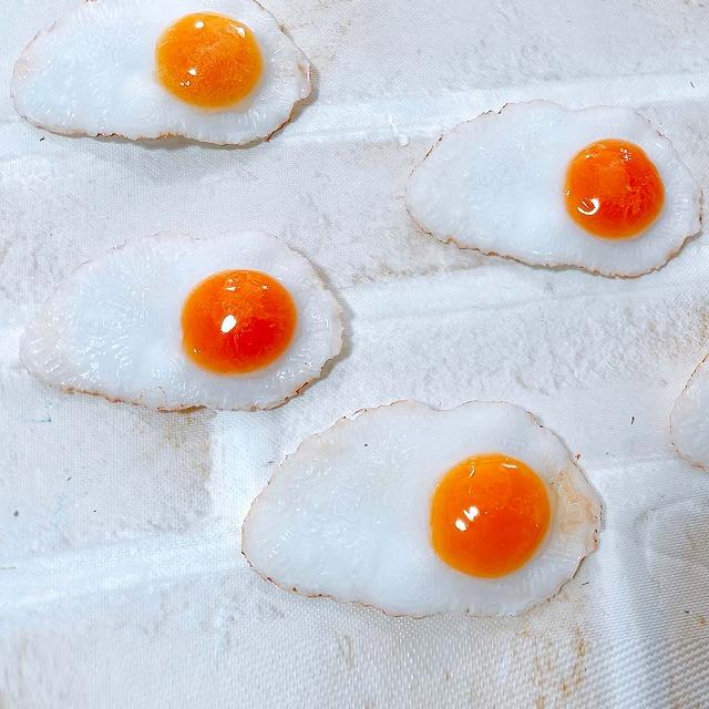 アトリエステラ 食品サンプル ミニ目玉焼き ブローチ K77 : セレクトAG