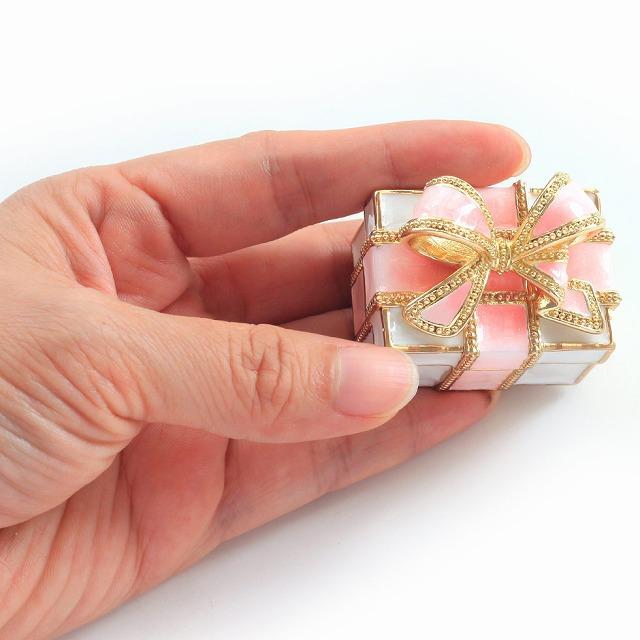 ジュエリーボックス ミニプレゼント 人気の宝石箱がミニチュアサイズに！ リボンの置物 ベリーピンク MN0111 |  | 01