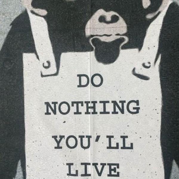 のれん バンクシー おしゃれ 暖簾 間仕切り カーテン 勝手口 BRANDALISED Do Nothing スクリーン ストリートアート 正体不明 省エネ 断熱保温 送料無料 のれん | スタジオジブリ | 01