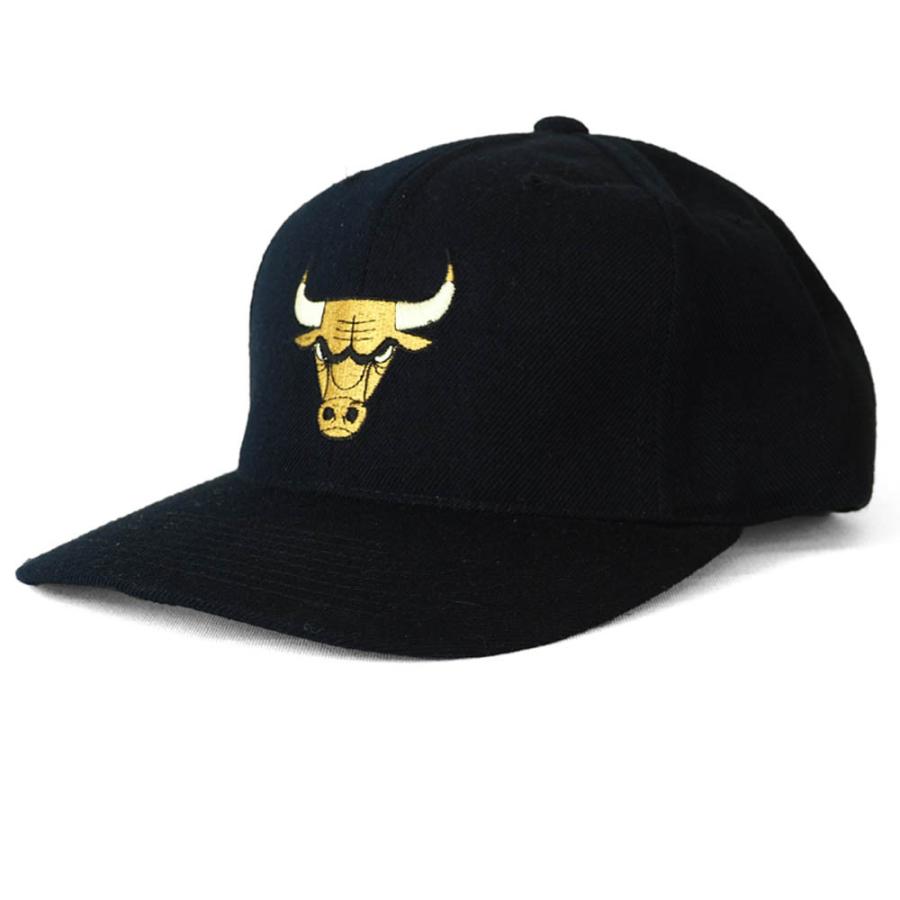 シカゴ・ブルズ NBA キャップ ブラック ゴールド スナップバック Chicago Tribune Black & Gold Embroidered Snapback Hat｜selection-basketball