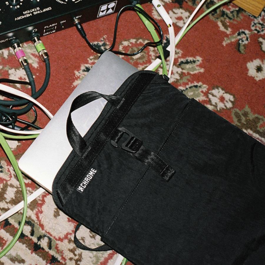 最大50% 8/25限定 クローム インダストリーズ ラップトップバッグ 縦型 ブラッククリンクル CHROME INDUSTRIES JP245 | CHROME | 06