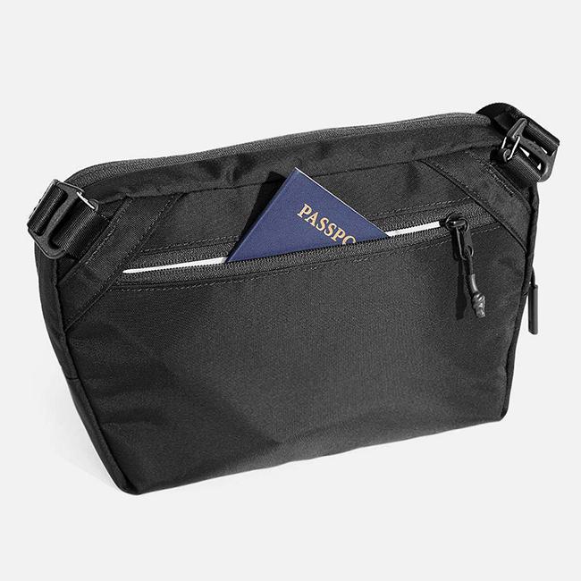 最大42% 12/28限定 エアー ショルダーバッグ Aer Pro Sling メンズ 軽量 横型 撥水 斜めがけ 小さめ ミニ 5L スリングバッグ  プロコレクション 61003 | Aer | 16