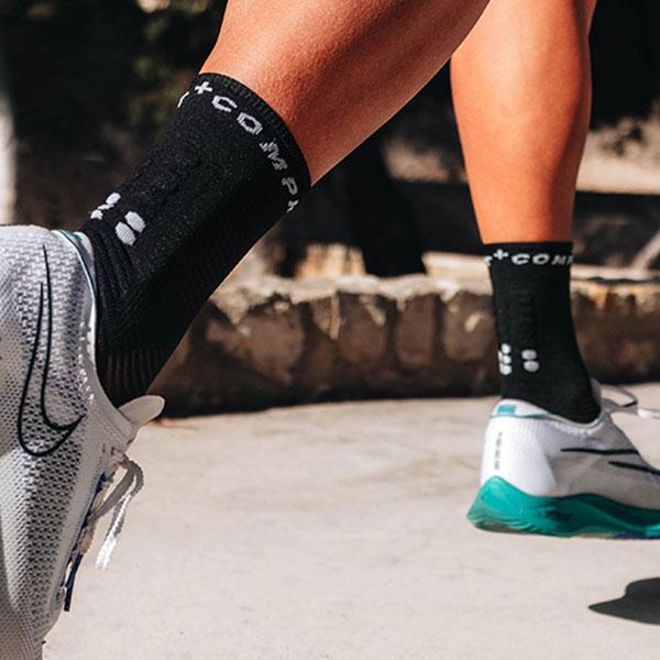 COMPRESSPORT プロ マラソン ソックス V2.0：BLACK/WHITE |  | 01