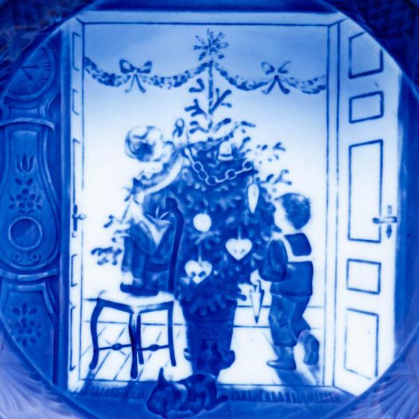 ロイヤル・コペンハーゲン イヤープレート（2000年）『Trimming the Tree（ツリーの飾りつけ）』 | ROYAL COPENHAGEN | 01