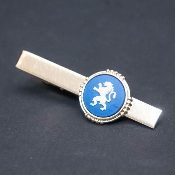 ウェッジウッド ジャスパー（サクソンブルー） ライオン タイピン（丸型） | WEDGWOOD