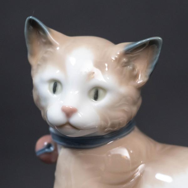 NAO フィギュリン『All Decked Out Cat（おめかしした猫