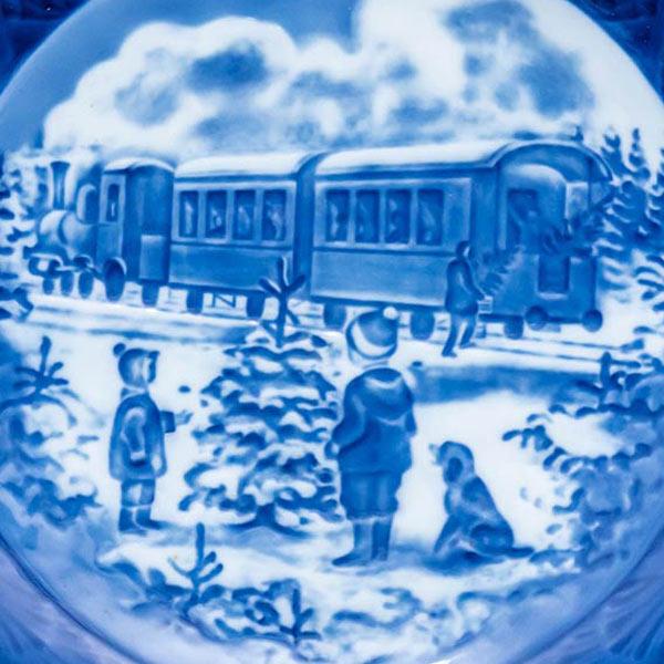ロイヤル・コペンハーゲン イヤープレート（2004年）『A waiting the christmas train（クリスマス列車を待ちながら）』 | ROYAL COPENHAGEN | 01