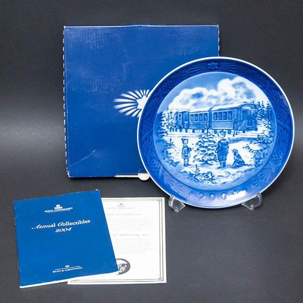 ロイヤル・コペンハーゲン イヤープレート（2004年）『A waiting the christmas train（クリスマス列車を待ちながら）』 | ROYAL COPENHAGEN | 04