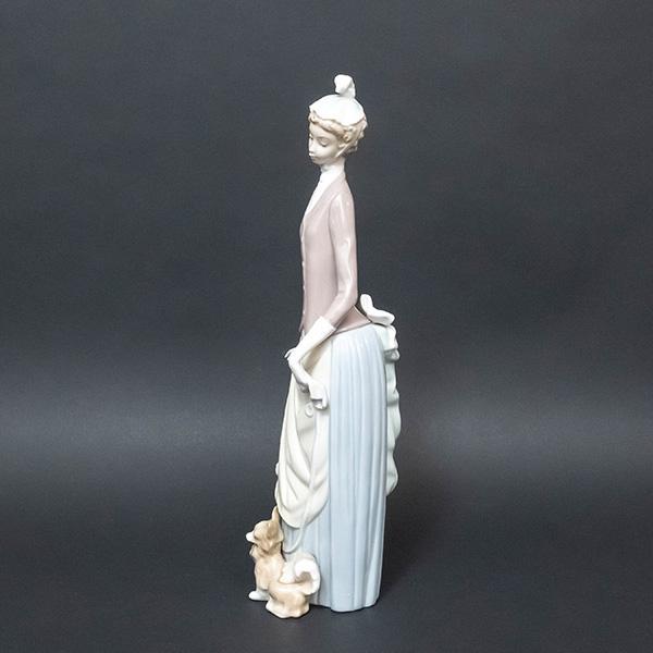 LLADRO（リヤドロ） フィギュリン『犬を連れた婦人』 : SELECTORS