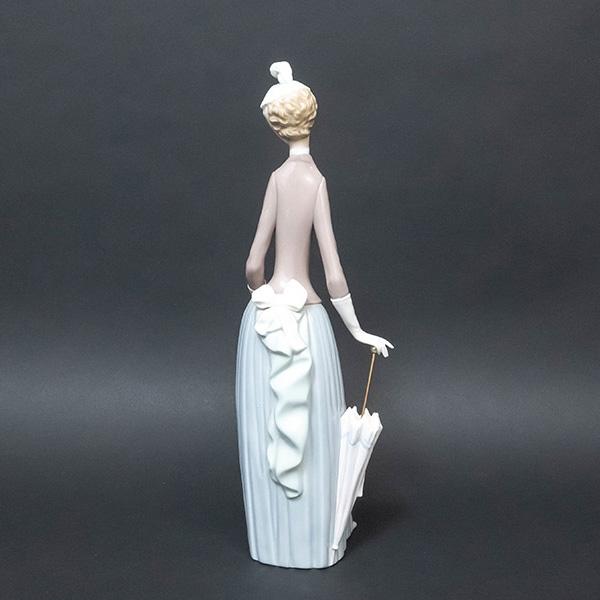 LLADRO（リヤドロ） フィギュリン『犬を連れた婦人』 : SELECTORS