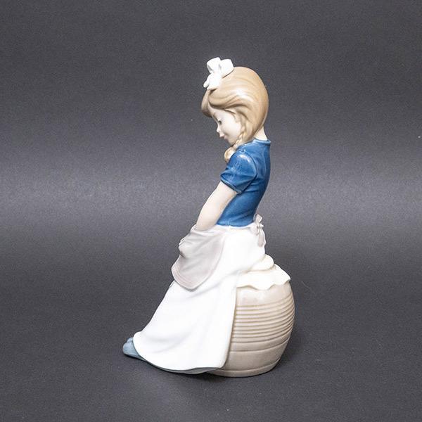 NAO フィギュリン エプロンに手を入れた女の子 | NAO | 01